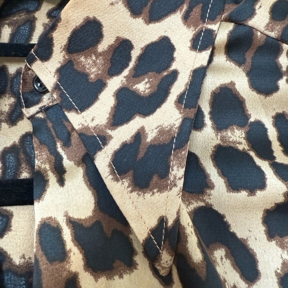 *** Impeccable Vintage Condition. Leopard Print Top with Spread Pointed Collar - Picture 8 of 9